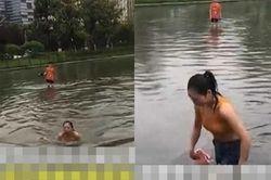 Mưa ngập, cô gái bơi giữa phố để tới chỗ làm khiến dân mạng tranh cãi