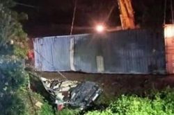 Xe container va chạm với xe khách trên quốc lộ 18, ba người tử vong
