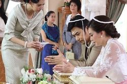 Tàn tiệc cưới, tôi rời nhà hàng thì bị chị dâu kéo vào góc tối đòi tháo vàng ra trả, lý do mà chị nói thật nực cười