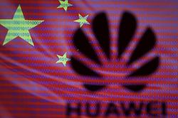 Cựu CEO Google tố Huawei làm gián điệp