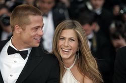 Jennifer Aniston buồn vì Brad Pitt làm lành với Angelina Jolie