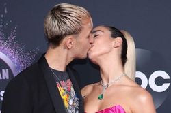 Dua Lipa quay MV gợi cảm với em trai Bella Hadid