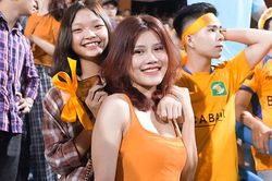 Ngắm bóng hồng 'cháy hết mình' trong ngày SLNA tiếp mạch bất bại