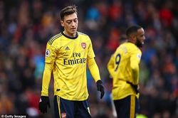 HLV Arsenal loại ngôi sao Mesut Ozil vì lý do lạ