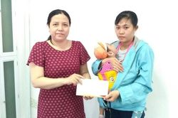 Em bé 3 tuổi bị não phẳng được bạn đọc tiếp sức