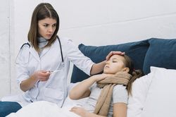 Trẻ bị sốt siêu vi cần chăm sóc như thế nào?