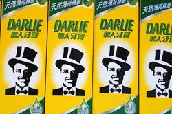 Colgate xem xét bỏ bao bì kem đánh răng 'Ông Tây đen'