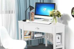 Những chiếc bàn làm việc màu trắng giúp sáng không gian