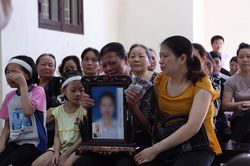 Xét xử cô gái đầu độc chị họ bằng trà sữa vì yêu anh rể ở Thái Bình: Gia đình ôm di ảnh nạn nhân đến tòa gào khóc