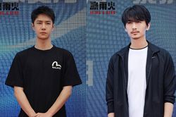 Vương Nhất Bác với hình ảnh siêu dễ thương khi đánh rơi kịch bản trong tay, âm giọng trầm thấp phát tán mị lực