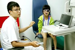 Cảnh báo nguy cơ giảm thị lực ở trẻ em