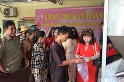 Lắp đặt 'ATM gạo', tặng quà cho học sinh