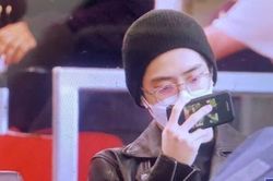 Tấm ảnh chỉ chụp một chàng trai nhưng 'gây lú' cho cả ARMY, EXO-L và NCTzen