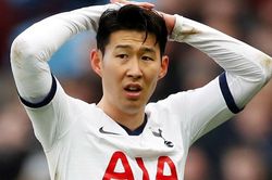 Son Heung-min ôm đầu sau pha cứu thua của De Gea