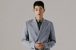 Song Joong Ki trông thấp bé khi diện suit dáng rộng