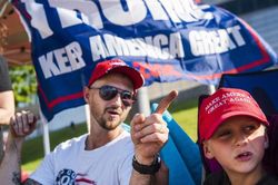 TT Trump tập hợp cử tri gây tranh cãi giữa biểu tình và dịch bệnh