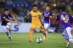 V -League bắt đầu kịch tính