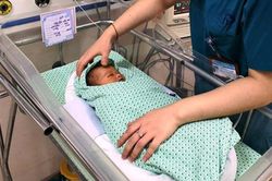 Bé sơ sinh bị bỏ rơi dưới hố ga bị xẹp phổi, nhiễm khuẩn nặng