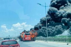 Xe khách giường nằm bốc cháy ngùn ngụt giữa trưa tại Thanh Hóa