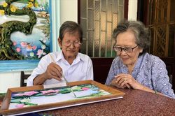 Người giữ hồn tranh gói vải độc đáo