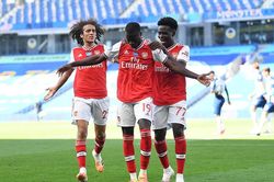 'Bom tấn' lên tiếng, Arsenal vẫn thua đau phút chót