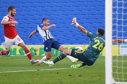 Arsenal thua tức tưởi phút bù giờ cuối cùng