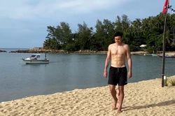 Sau khi lộ hình mất bụng 6 múi, Đặng Văn Lâm đăng hình cơ bắp