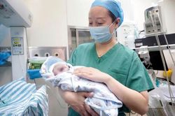 Cặp sinh đôi chào đời cách nhau 10 năm