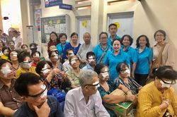 Các đơn vị bàn giao nhà, tặng quà, phẫu thuật mắt