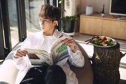 Trong thế giới fangirl: Phía sau lưng Gil có mình, luôn dõi theo và yêu mến bạn!
