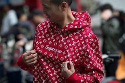 Vì sao giới trẻ sẵn sàng bỏ hàng nghìn USD mua đồ Supreme?