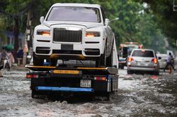 Xe sang Rolls-Royce chết máy sau cơn mưa lớn ở Thảo Điền