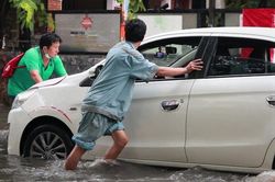 Hàng loạt xe chết máy ở 'phố nhà giàu' Thảo Điền