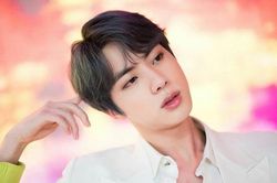 Ngây ngất trước vẻ tổng tài ngoài đời thực của Jin BTS khi đi đám cưới bạn