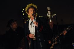 'Rough and Rowdy Ways' của Bob Dylan: Cách chủ nhân Nobel Văn học viết lại lịch sử