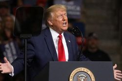 Tổng thống Trump gọi xét nghiệm COVID-19 là 'dao hai lưỡi'