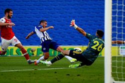 Arsenal sụp đổ trước Brighton ở những phút cuối cùng
