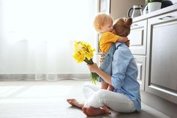 Vết thương tâm lý khó lường khi trẻ chứng kiến bố mẹ 'hành sự'