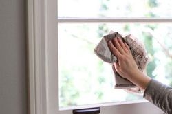 Dùng muối chà lên cửa kính, điều bất ngờ sẽ xảy ra