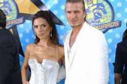 Ở độ tuổi 20, Victoria Beckham thường mặc quần áo bó vì cảm thấy bất an