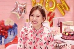 Hari Won xúc động nghẹn ngào khi được fan tổ chức sinh nhật hoành tráng trước thềm tuổi mới