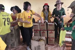 Tặng 300 suất quà cho người nghèo, khó khăn xã Ia H'lôp và Ia Ko