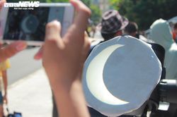 Người Hà Nội bất chấp nắng nóng, kéo nhau đi xem nhật thực hiếm có
