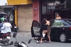 Người đàn ông khỏa thân giằng co với một phụ nữ trên phố khiến nhiều người xôn xao