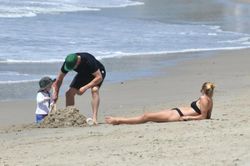 Rosie Huntington Whiteley tắm biển cùng con trai và…