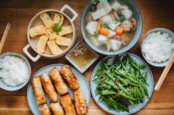 Mâm cơm hàng ngày của gia đình 3 người Việt ở Đức