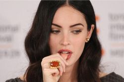 Cảnh phim khiến Megan Fox bị cười cợt trên sóng truyền hình