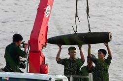 Trục vớt thành công quả bom còn nguyên ngòi nổ dưới sông Hồng lên bờ