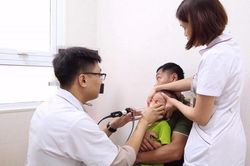 Gắp con vắt dài 5cm ra khỏi mũi bé trai ba tuổi