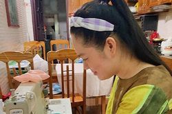 Bà mẹ 4 con khéo tay may cả tủ váy vóc, quần áo cho các con